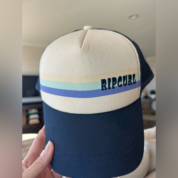 NWOT Rip Curl Women’s Trucker Hat! - Picture 2 of 8